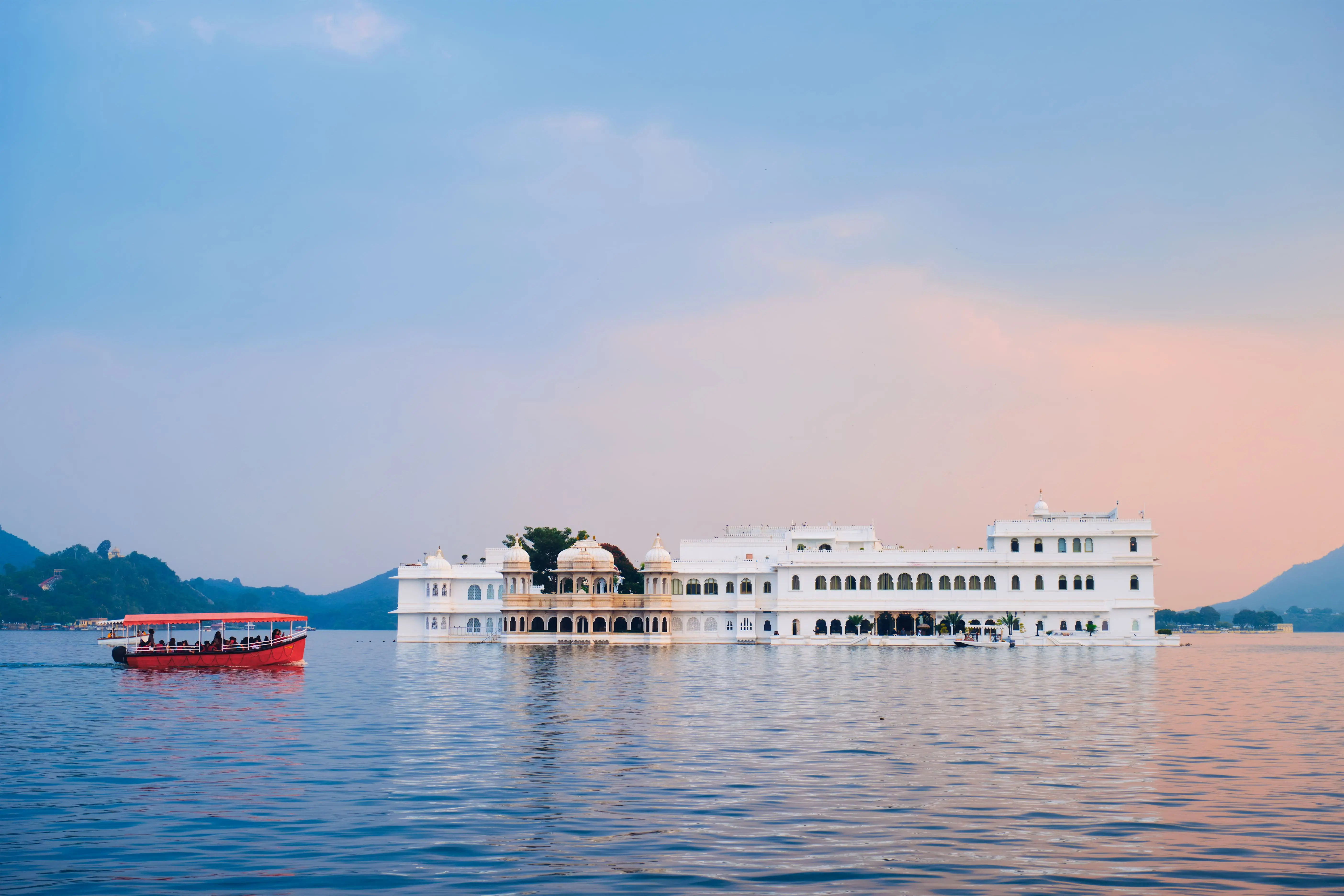 Uncover the Lakes, Tales and Local Life of Udaipur
